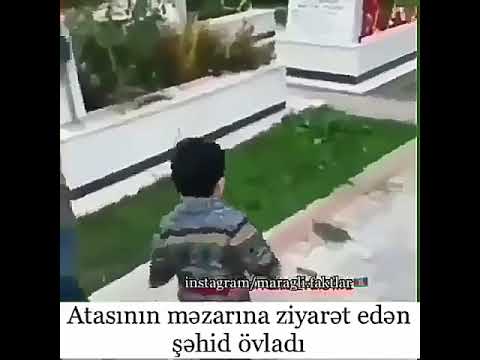 Sehid övladi atasının mezarinda