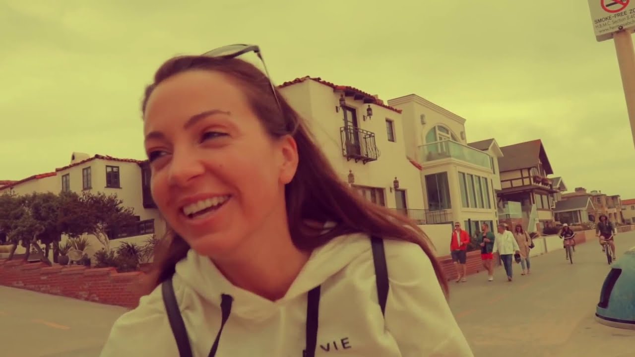 Abigail Mac - Rollerblading along Venice Beach