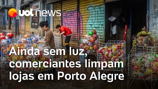 Rio Grande do Sul: Ainda sem luz, comerciantes limpam lojas no centro de Porto Alegre