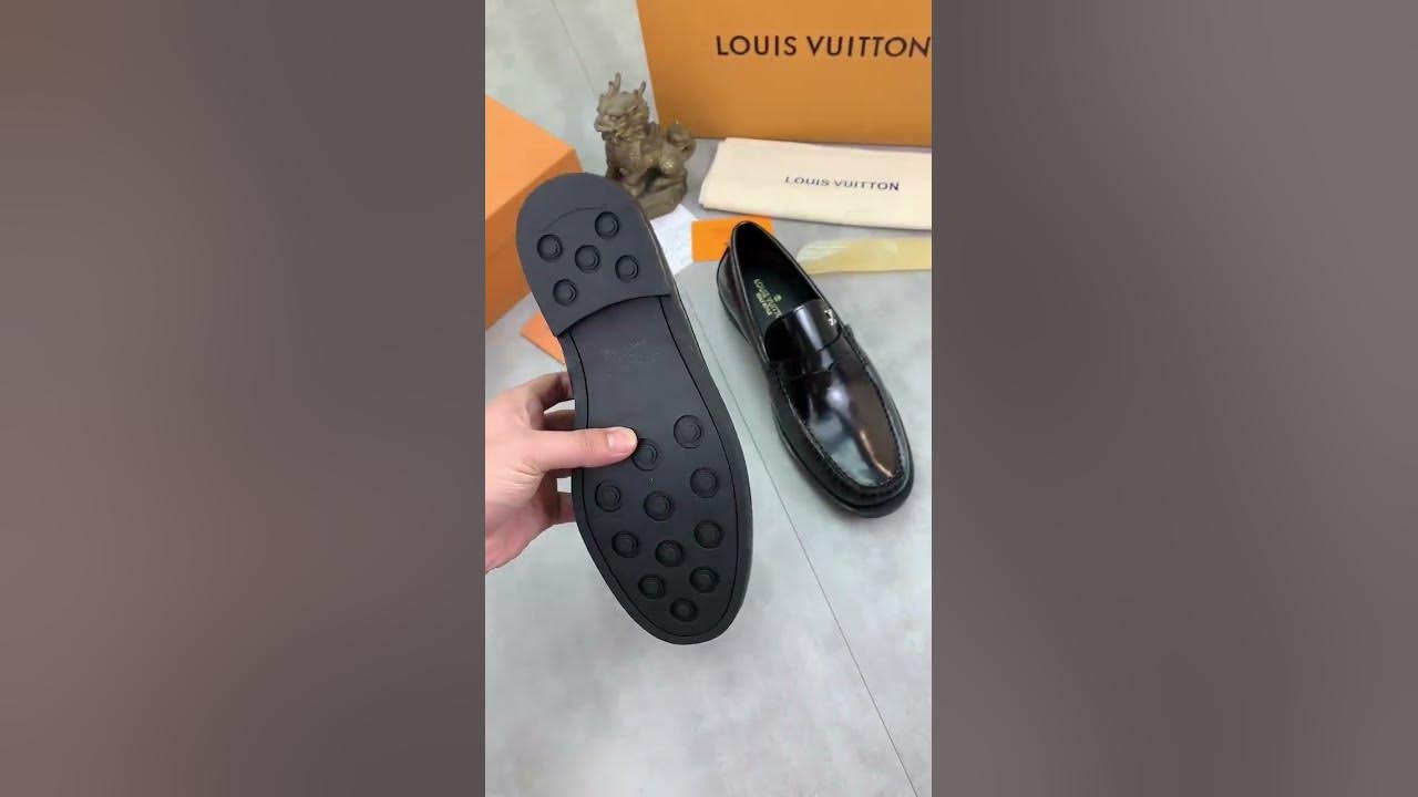 Rosalía desfila con botas de suela track en la pasarela de Louis Vuitton