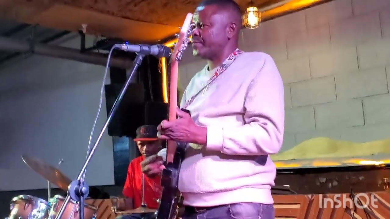 JOHN MUASA (MAUDA)PERFORMING MUSINZIILI & KYANGANGA SONGS ON STAGE- KIFARU PLACE