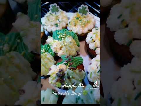 ST. PATRICK'S DAY CUPCAKES w/ ANDES MINTS - DELICIOUS 😋