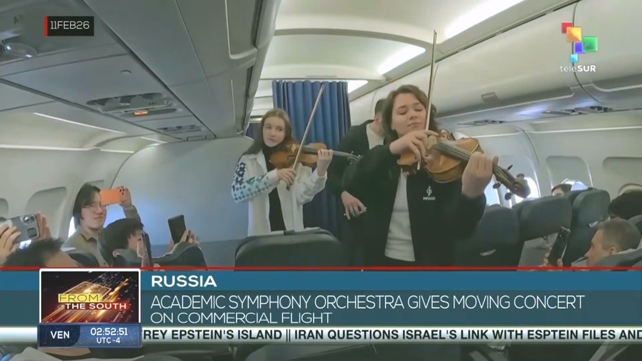 Россия: Академический симфонический оркестр дал трогательный концерт в салоне коммерческого рейса.