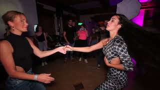 Si Tu La Quieres - Gatica & Lola Bachata Social Dancing (stereo by TheVideoSelection)