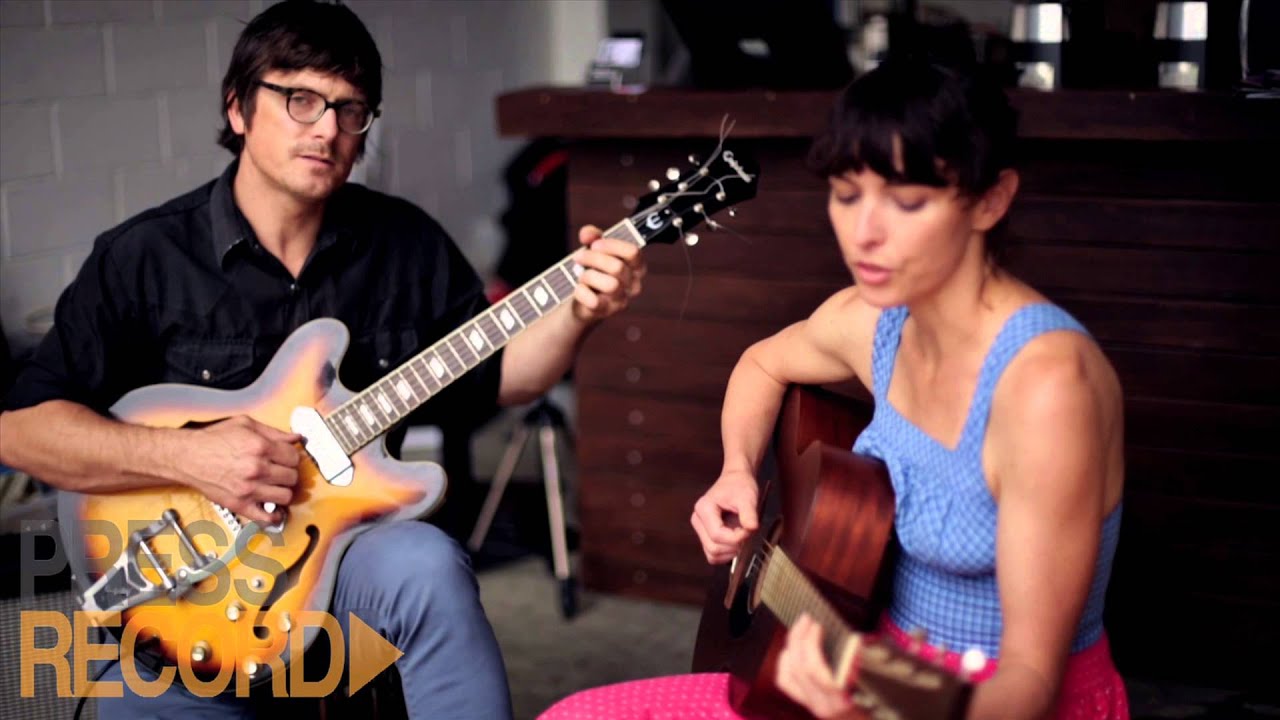 YouTubeでLaneway - Bleeding Heart | A Pop Up Performanceを視聴 YouTubeでLaneway - Bleeding Heart | A Pop Up Performanceを視聴