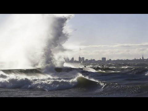 Трехметровые волны и штормовой ветер накрыл Санкт-Петербург
