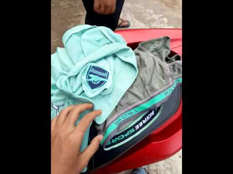 sempak temanku tertinggal didalam jok motorku