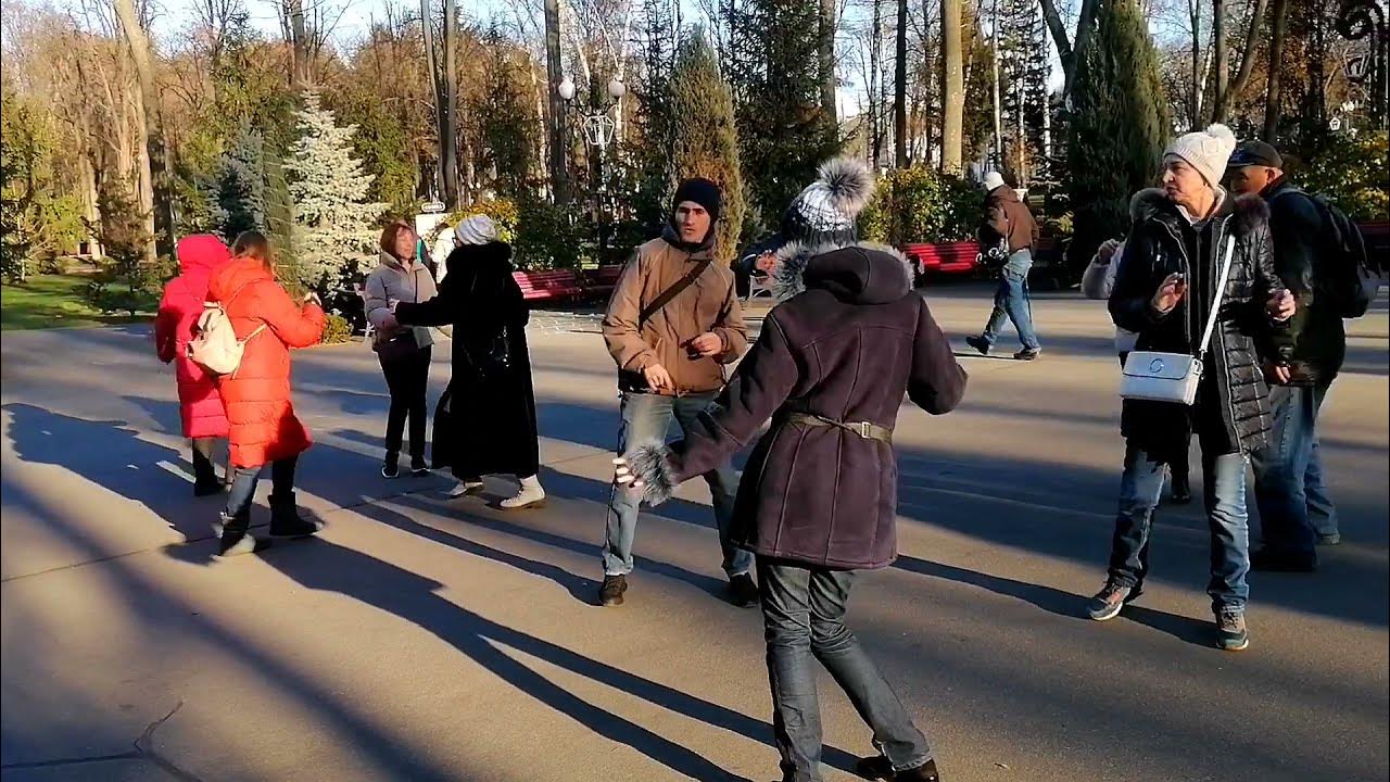 Танцы в парке горького в харькове. Танцы харьков парк горького 2024 год. Танцы в парке горького в харькове новое. Каток парк горького. Танцы харьков 2024.