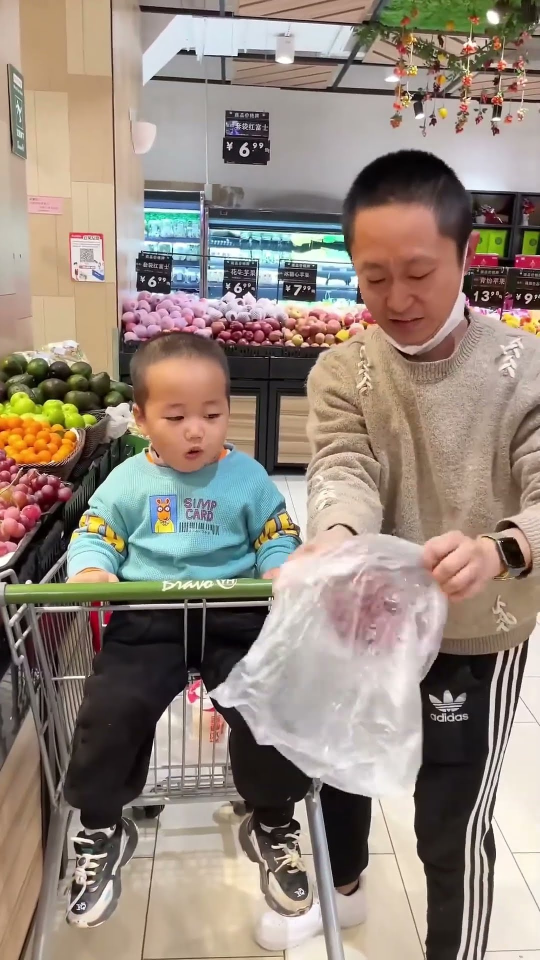 孩子进超市想拿啥就拿啥，爸爸选来选去，最后还得米宝帮你选#Cute baby#Cute#呆萌小米宝#聪明宝宝#萌娃#整蛊#测试