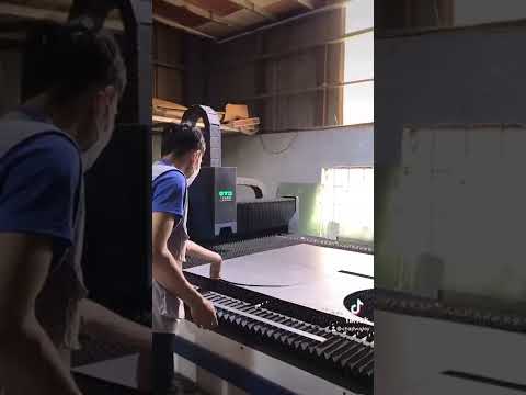 Video cắt laser inox khung tròn làm biển quảng cáo bằng máy... - youtube