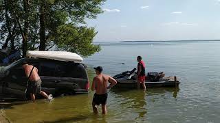 Джип Lexus застрял в Кременчугском море. Кременчуг, Кременчугское водохранилище, автомобиль в реке.