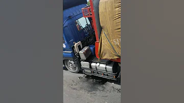Isang trailer truck sumadsad sa tulay ng nlex ang pinag mumulan ng traffic