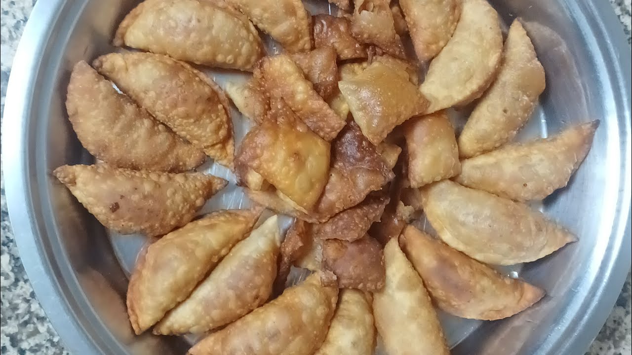 ओल्या नारळाची तळणीची  करंजी ( fried  karanji)