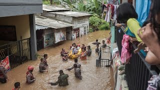 Download lagu Nine dead, thousands more caught up in Jakarta floods
