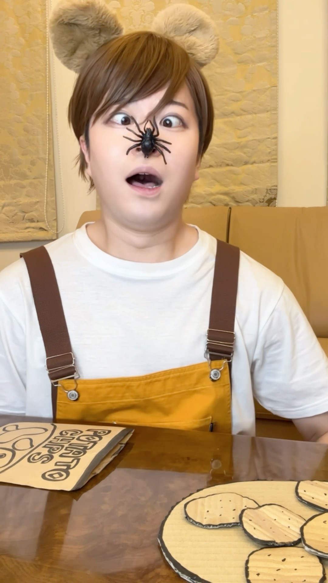 SPIDER GETS INTO CARDBOARD POTATO CHIPS！#asmr