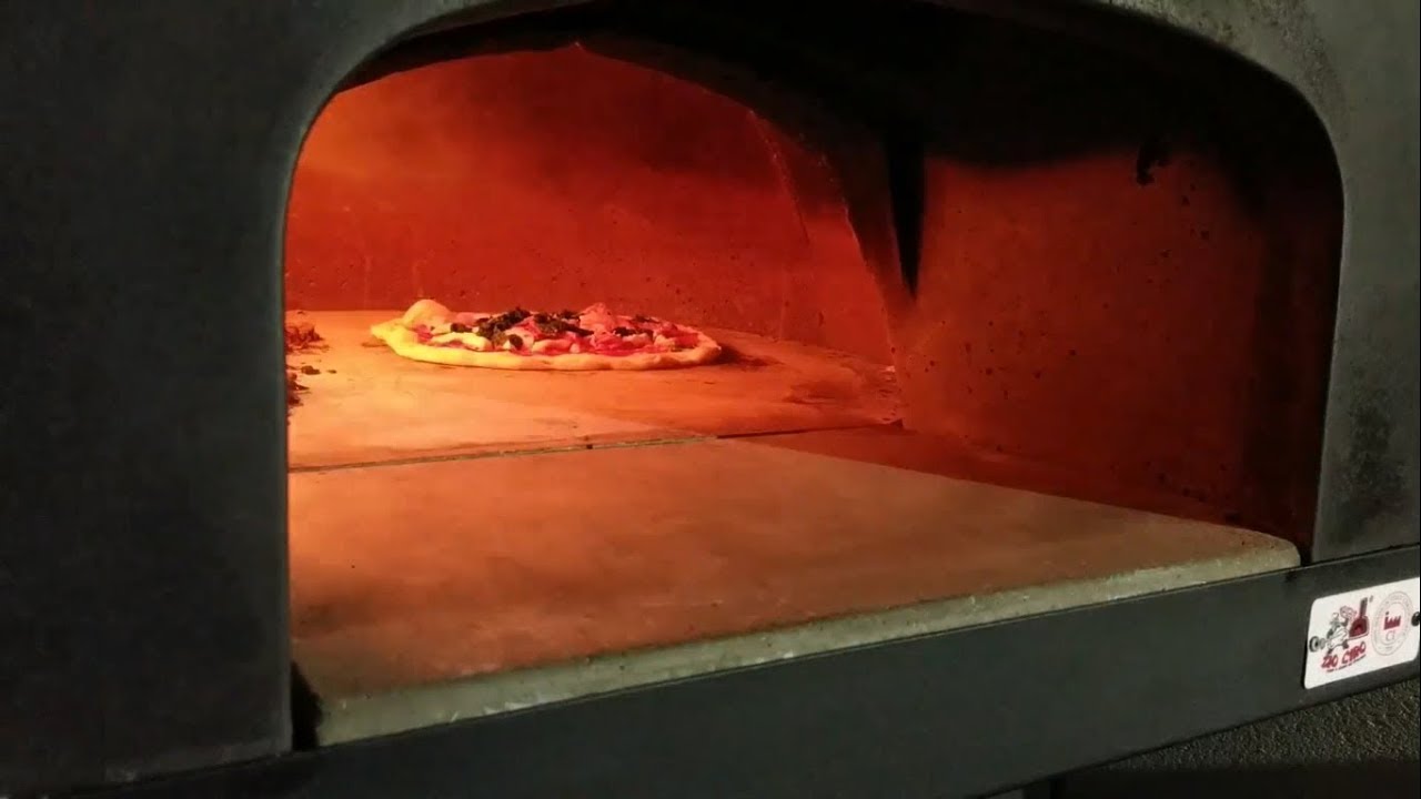 Pizza Napoletana nel forno a legna Subito Cotto 80 - YouTube