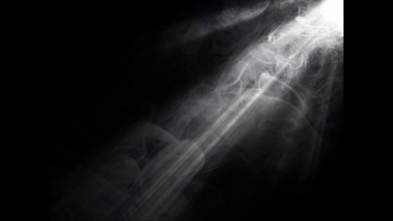 луч света на сцене. свет в тумане. лучи в дыму. дым свет. падающий свет.