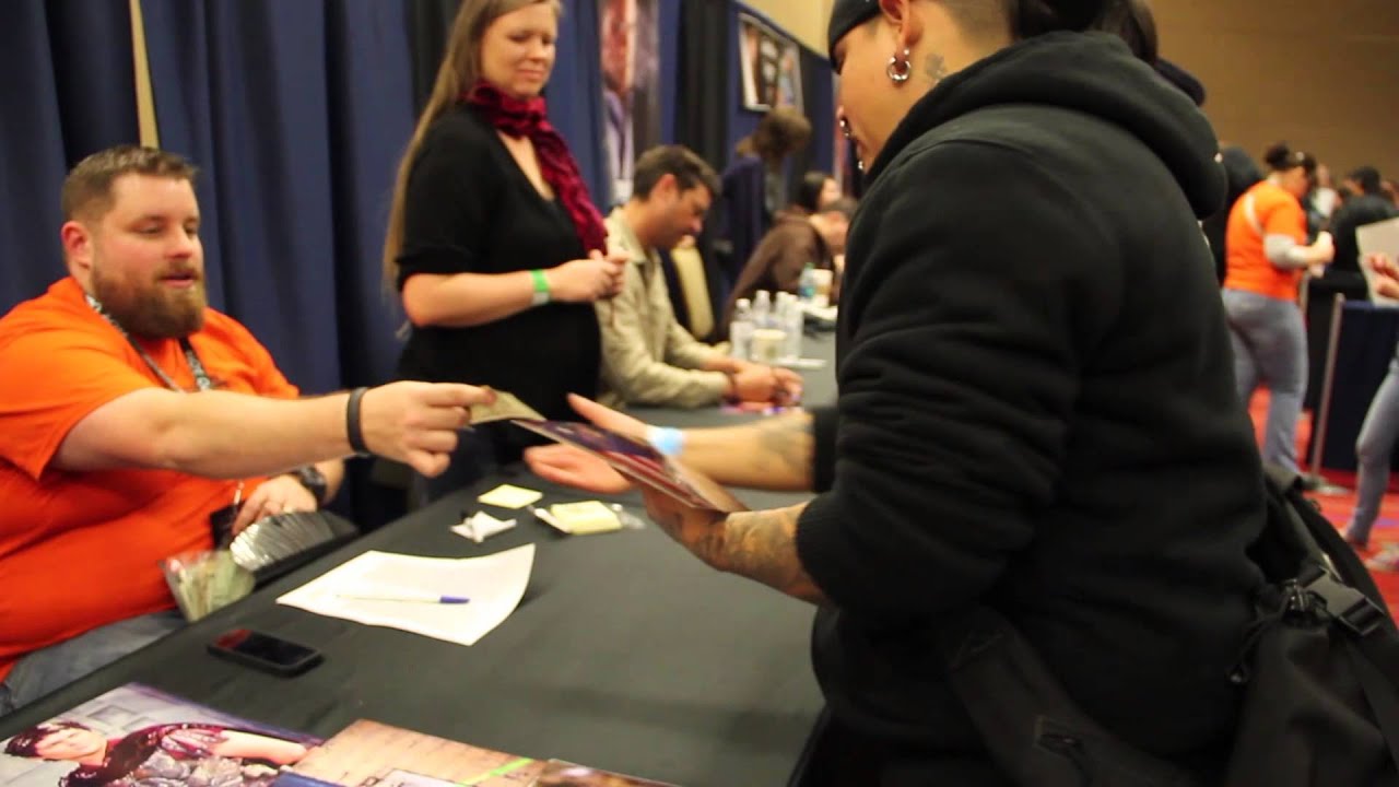 Dallas Comic-Con: Sci-fi Expo 2014 Karl Urban signing autographs