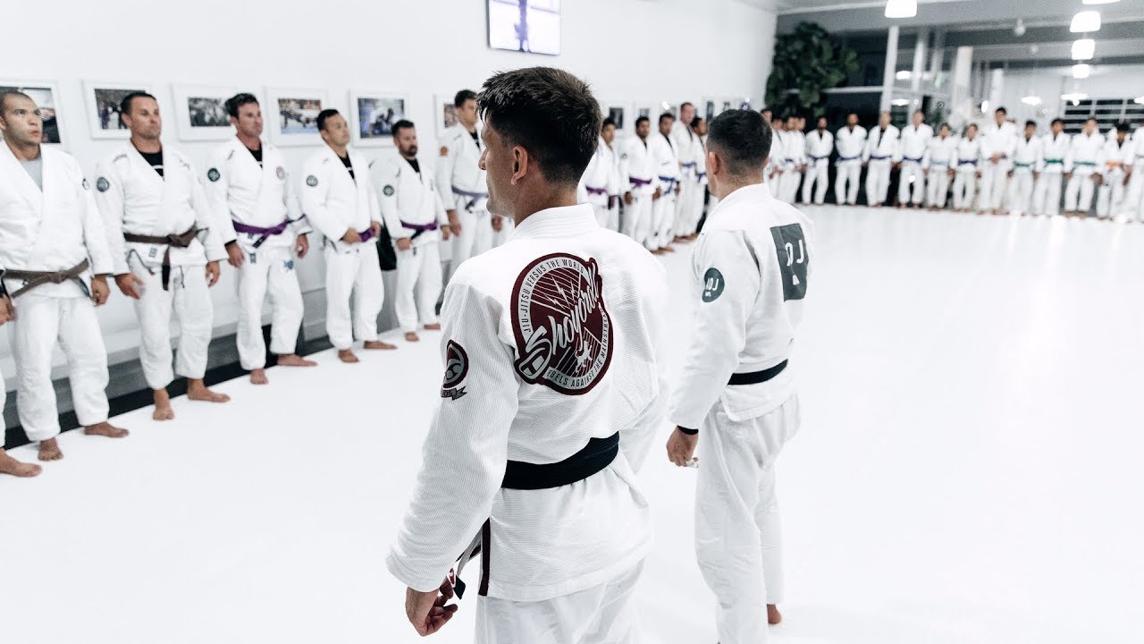 Рафаэль Мендес | Подробности приёма «Belly Down Armbar» от De La Riva | artofjiujitsu.com