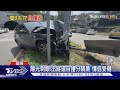 陽光刺眼! 出隧道自撞分隔島 情侶受傷｜TVBS新聞 @TVBSNEWS01