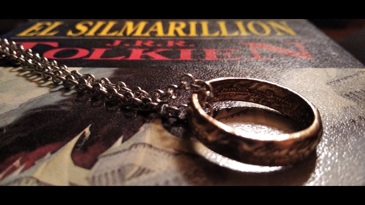 Leyendo: El Silmarillion (sobre una pared verde)