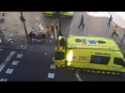 Van crashes into crowd in Barcelona | Busje rijdt in op voetgangers ...