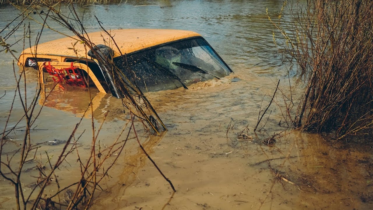 Нива по воде едет