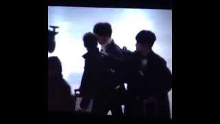 150201 Changmin fixing Minho's collar - like the great hyung he is!