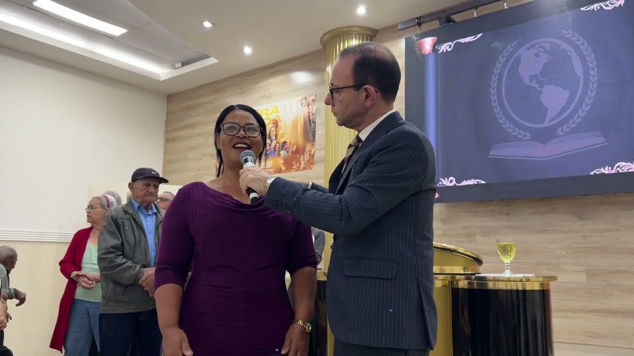 ELA CHEGOU TRAVADA NA IGREJA 