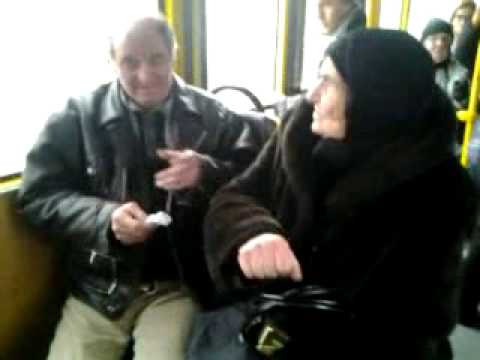 ბებო სცემს მთვრალ ადამიანს ავტობუსში