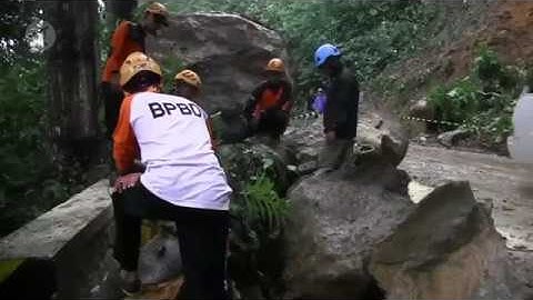 Jalur Lumajang - Malang lumpuh akibat longsor