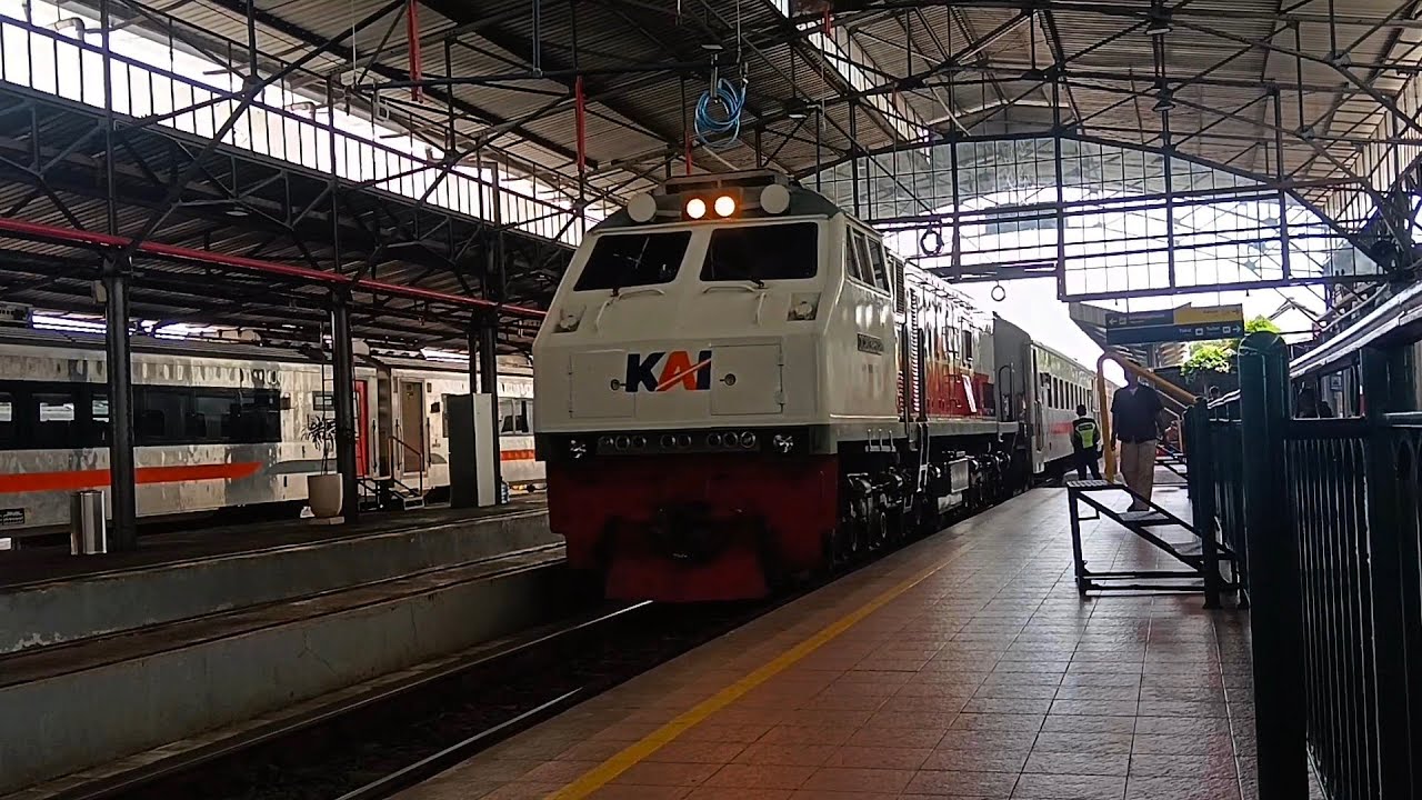 KEDATANGAN DAN KEBERANGKATAN KA KAMANDAKA DI STASIUN SEMARANG PONCOL | Bonus Video Kereta