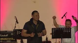 Menyanyikan Lagu Pamer Bojo