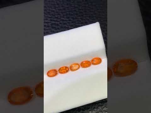 Натуральний вогняний Опал 0.15 ct 4.6 x 3.1 x 2.1 mm, видео 1