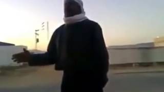 رجل يغني ويبكي اثناء خروجه من السجن