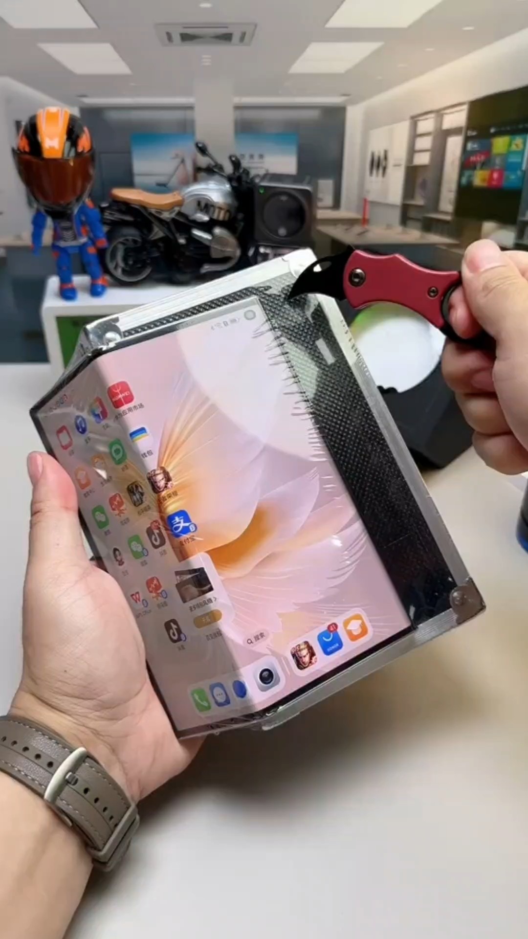Honor V Purse Hands-On | First Look at Chic Foldable Flagship
