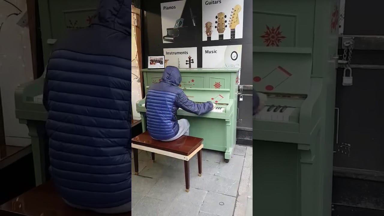 Street pianist impresses shoppers in Manchester