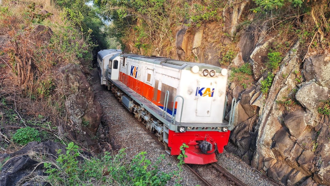 SEMPIT MUNCUL DI BALIK BATU KERETA API NAIK BUKIT !
