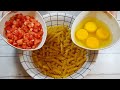 Pegue macarrão, 1 tomate e 4 ovos e faça um jantar fácil, rápido e delicioso