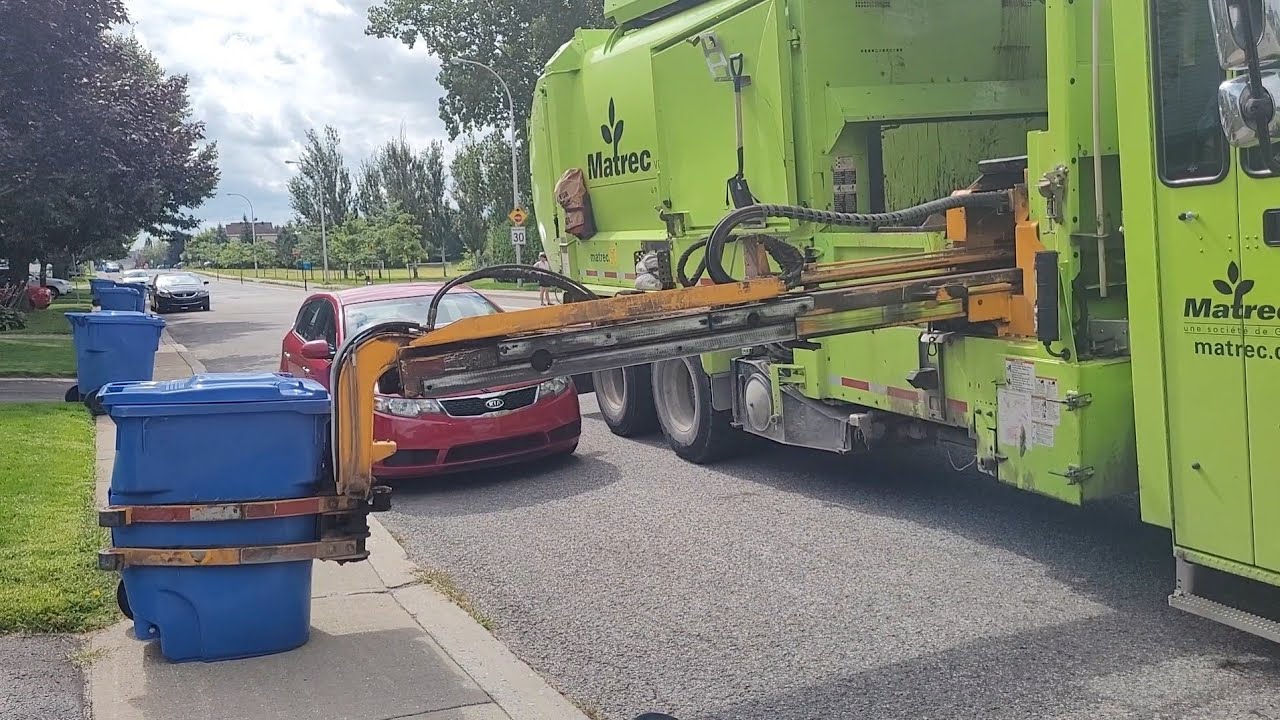 Matrec/GFL Freightliner CNG Labrie Expert 2000 On Recycling