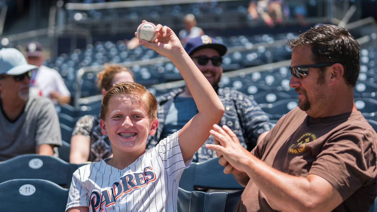 In Hand First Look Sony 70 0 F 2 8 G Master Lens Steve Huff Photo