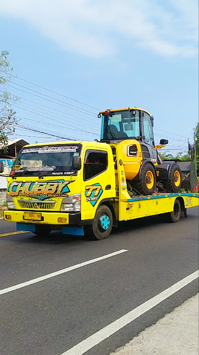 TRUK FUSO TOWING PANJANG MUATAN LOADER ALAT BERAT MELAJU CEPAT #shorts #viral #trending