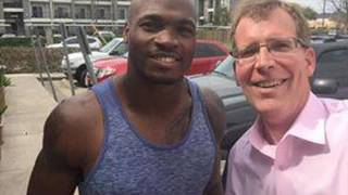 Watch a TV reporter hilariously have no idea he’s interviewing Adrian Peterson
