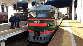 Ретро-электропоезд ЭР2К-980 отправляется со станции Мытищи