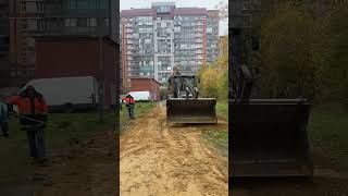 Стройка. Работа экскаватора погрузчика. Временная дорога строительства #excavator #стройка #бетон