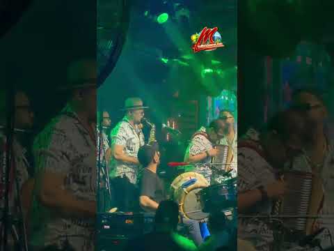 Junito Tambora imitando a la Vieja Fefa! 🔥Sube a tarima con The Legends.