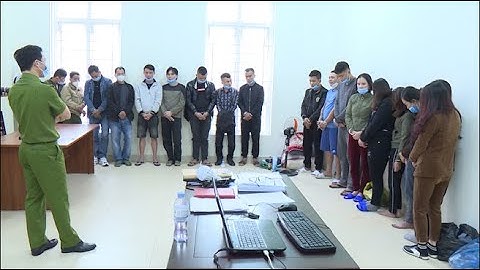 Video công an vây ráp, bắt quả tang đánh bạc trên đồi keo