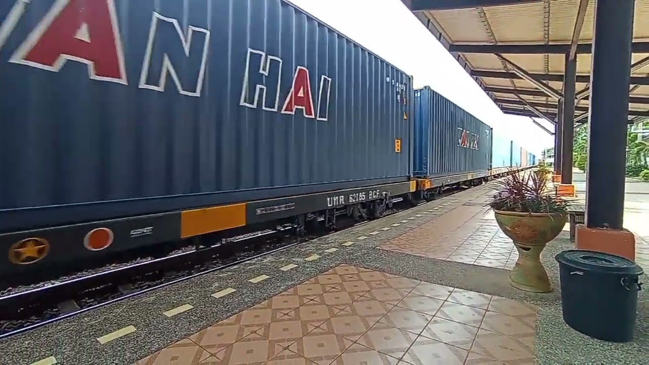 รถจักร #csr ผ่าน  #สถานี   #ชุมทางศรีราชา   #รถไฟ   ตู้ยาวมากๆ