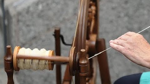 What is a spinning wheel and how does it work?