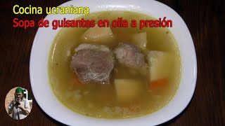 Sopa de guisantes en olla a presión